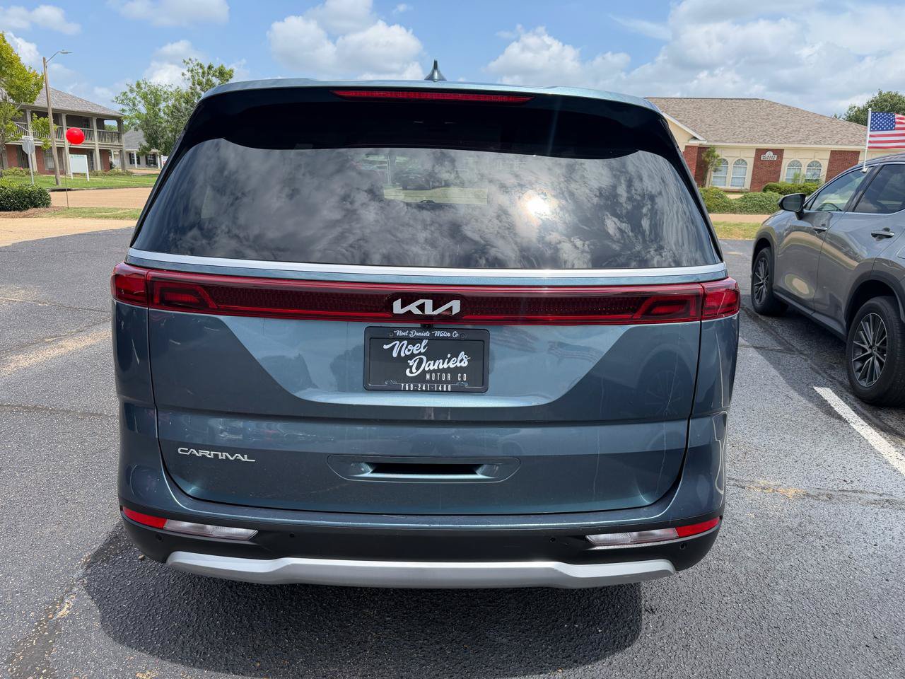 Used 2024 Kia Carnival EX FWD image 5