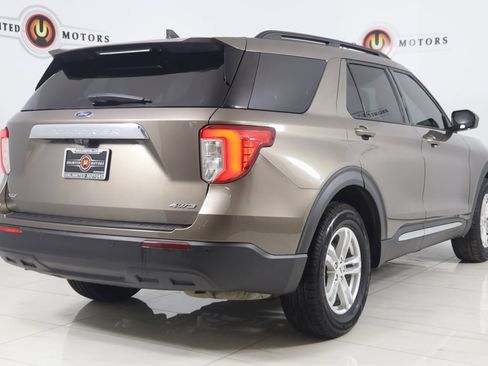 Used 2021 Ford Explorer XLT image 3