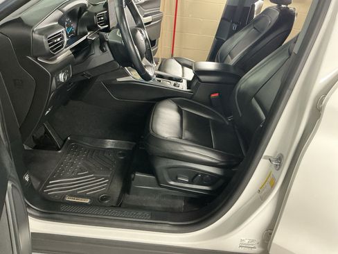 Used 2022 Ford Explorer XLT w/ Equipment Group 202A AWD/4WD image 11