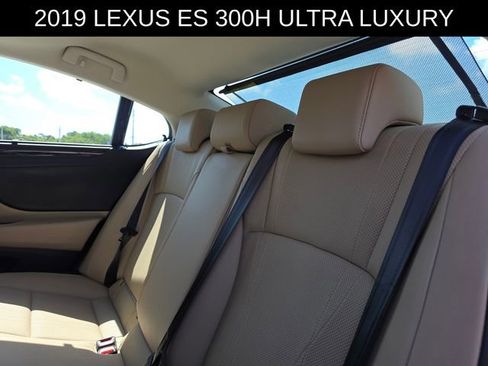 Used 2019 Lexus ES 300h Ultra Luxury w/ Accessory Package 2 FWD image 16