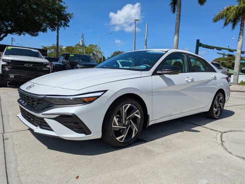 Used 2025 Hyundai Elantra Sport FWD image 7