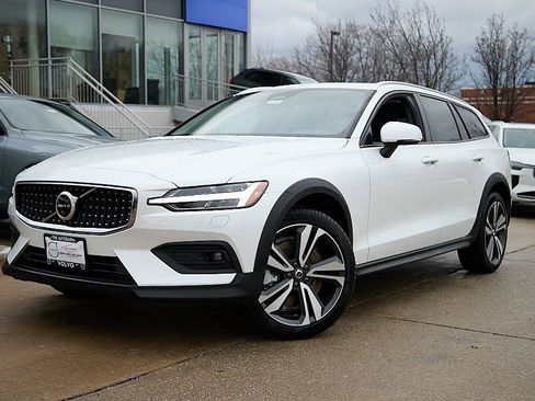New 2026 Volvo V60 B5 Cross Country Plus w/ Climate Package image 2