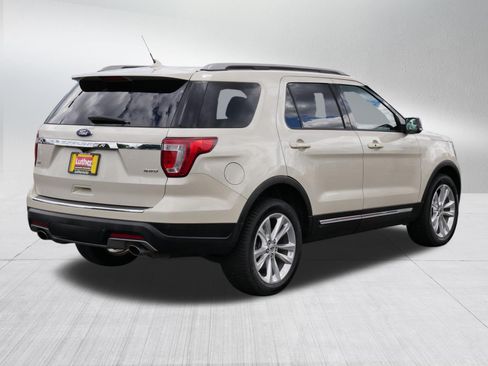Used 2018 Ford Explorer XLT w/ Equipment Group 202A AWD/4WD image 7