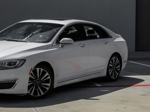 Used 2017 Lincoln MKZ Reserve FWD image 9