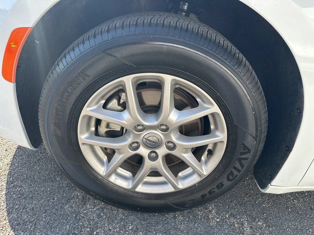 Used 2024 Chrysler Pacifica Touring-L FWD image 7