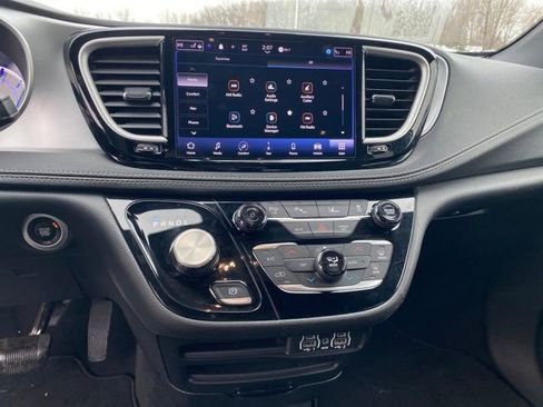 Used 2024 Chrysler Pacifica Select image 9