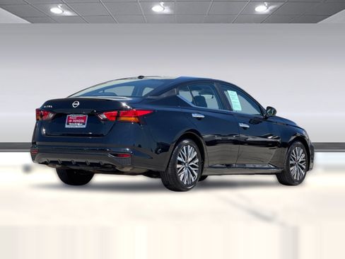 Used 2025 Nissan Altima 2.5 SV FWD image 9