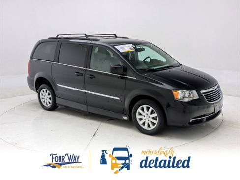 Used 2014 Chrysler Town & Country Touring image 2