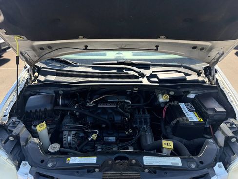 Used 2010 Chrysler Town & Country Touring image 10