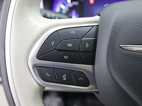 Used 2021 Chrysler Pacifica Limited w/ Uconnect Theater Family Group FWD image 23