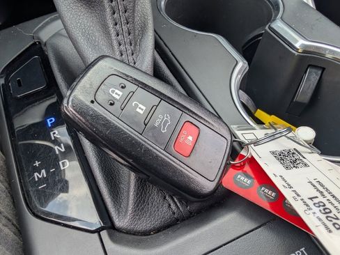 Used 2021 Toyota Highlander XLE image 21