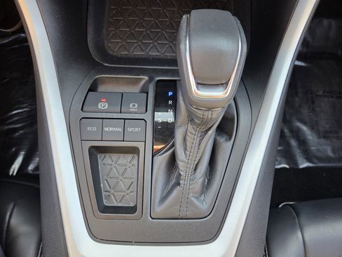 Used 2020 Toyota RAV4 XLE Premium image 25