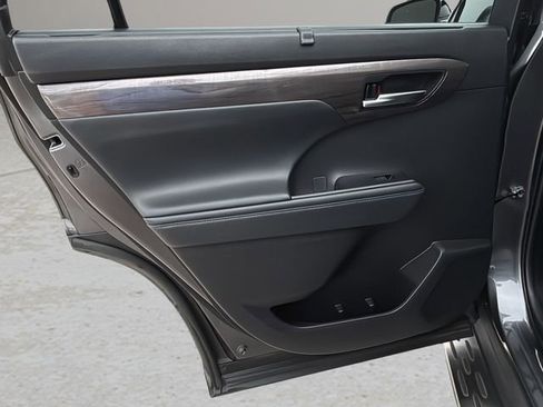 Used 2022 Toyota Highlander Limited FWD image 17