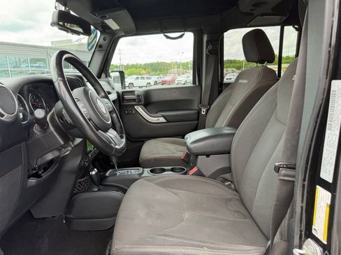 Used 2016 Jeep Wrangler Unlimited Sahara w/ Connectivity Group AWD/4WD image 16