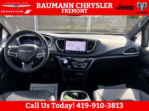 Used 2025 Chrysler Pacifica Select FWD image 12