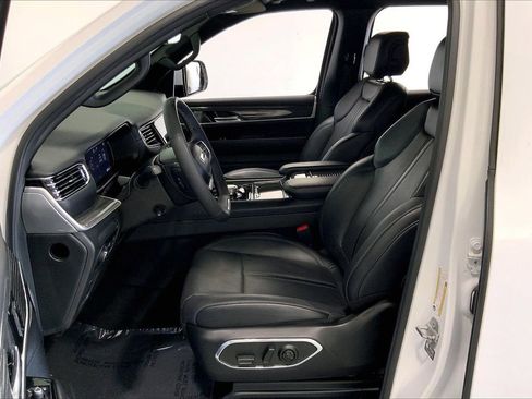 Used 2022 Jeep Wagoneer Series III w/ Flexible Seating Group RWD image 17
