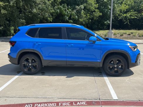 Certified 2025 Volkswagen Taos SEL image 11