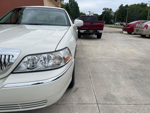 Used 2003 Lincoln Town Car Executive RWD image 4