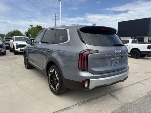 Certified 2024 Kia Telluride EX w/ EX Captain's Chair Package FWD image 7