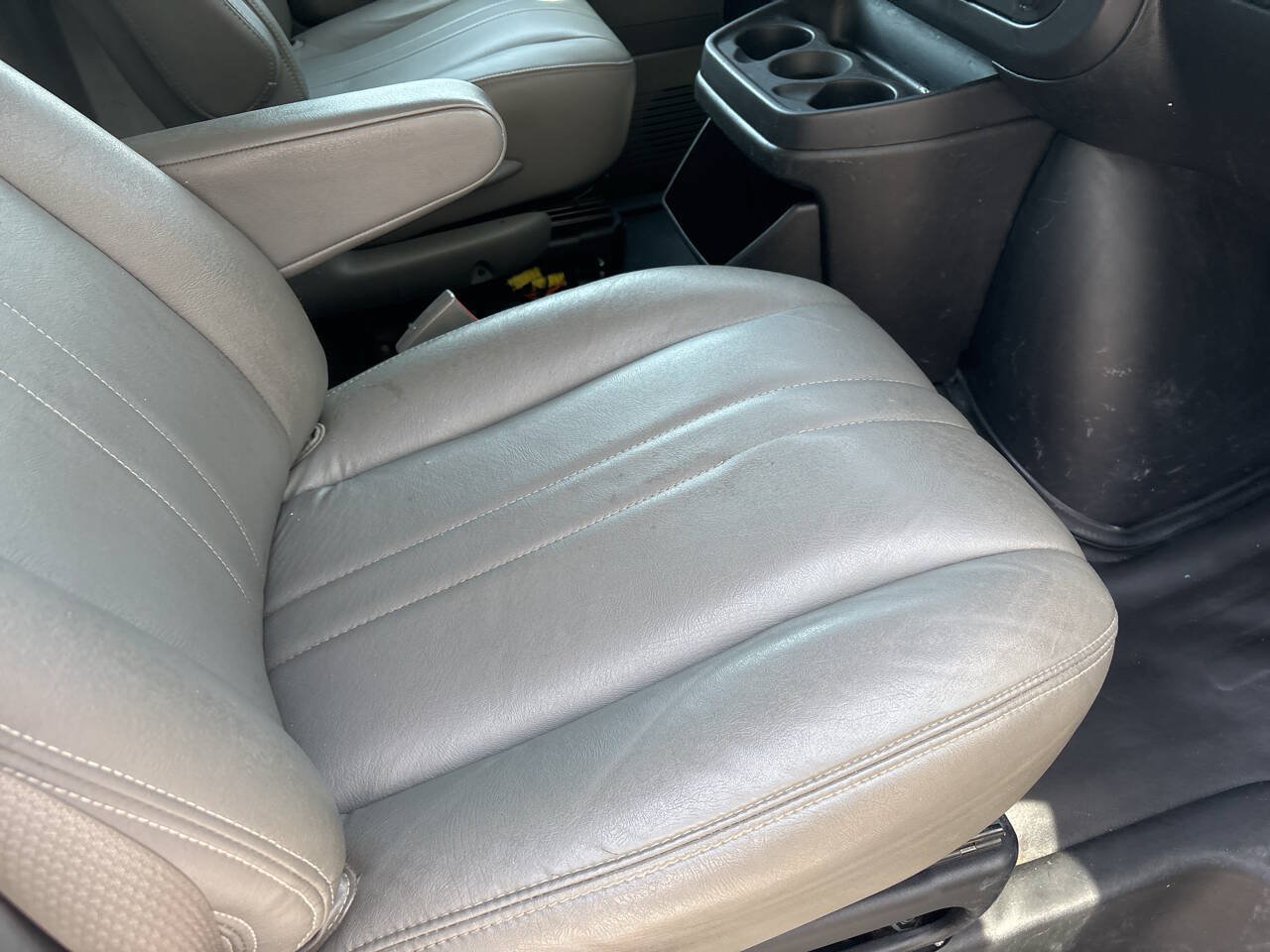 Used 2018 Chevrolet Express 2500 w/ Driver Convenience Package RWD image 8
