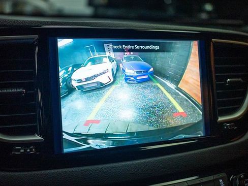 Used 2025 Chrysler Pacifica Select FWD image 19