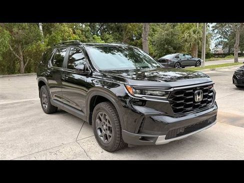 Used 2025 Honda Pilot TrailSport image 4
