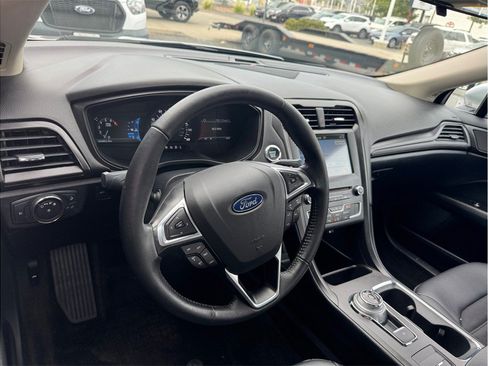 Used 2018 Ford Fusion SE w/ Equipment Group 201A FWD image 24