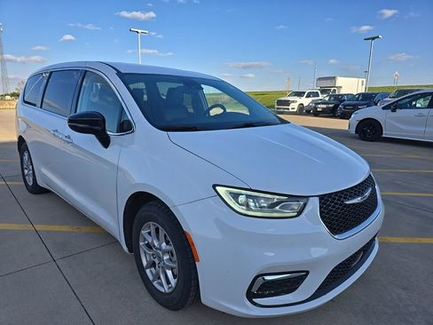 Used 2024 Chrysler Pacifica Touring-L FWD image 3