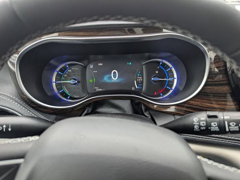 Used 2023 Chrysler Pacifica Limited w/ Uconnect Theater Family Group FWD image 33