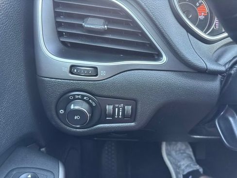 Used 2019 Jeep Cherokee Latitude Plus AWD/4WD image 23