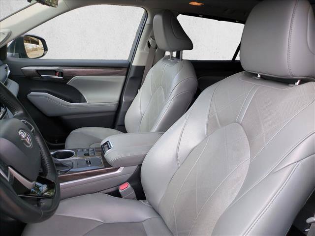 Used 2023 Toyota Highlander Platinum FWD image 16