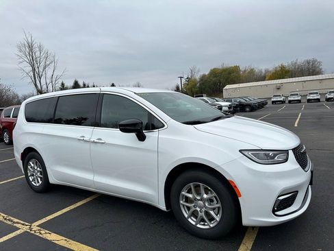 New 2026 Chrysler Pacifica Select FWD image 1
