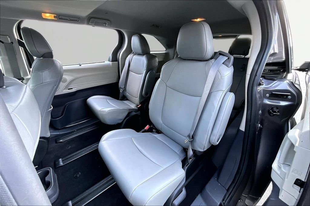 Used 2024 Toyota Sienna XLE w/ XLE Plus Package FWD image 18