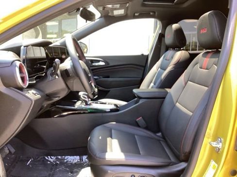 Used 2025 Chevrolet Trax RS w/ Sunroof Package FWD image 25