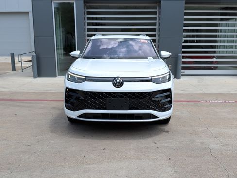 Used 2025 Volkswagen Tiguan SEL R-Line AWD/4WD image 3