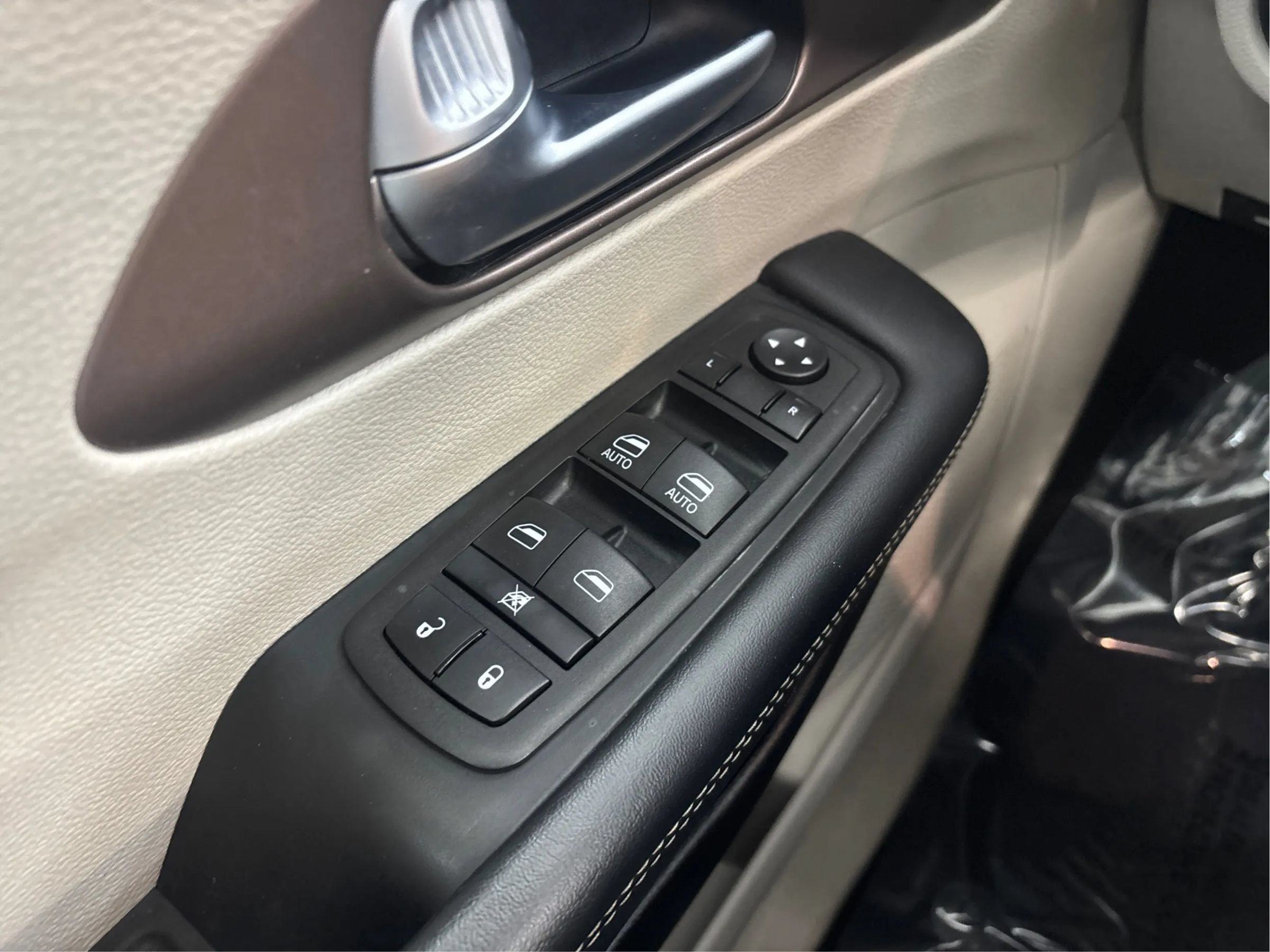 Used 2023 Chrysler Voyager LX FWD image 38