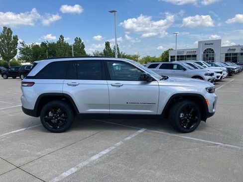Certified 2023 Jeep Grand Cherokee Limited w/ Luxury Tech Group II AWD/4WD image 5