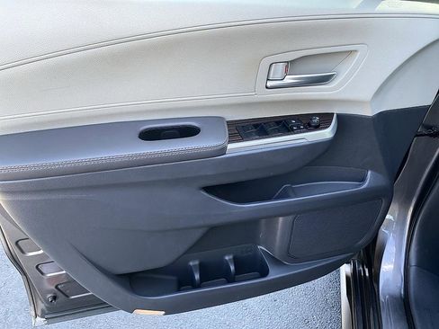 Certified 2024 Toyota Sienna XLE FWD image 2