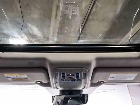 Used 2022 Toyota Highlander XLE FWD image 16