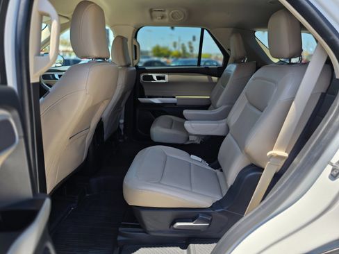 Used 2022 Ford Explorer XLT w/ Equipment Group 202A AWD/4WD image 19