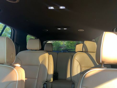Used 2023 Chevrolet Traverse Premier FWD image 37