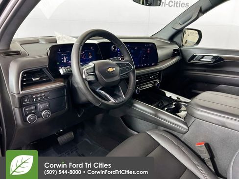 Used 2025 Chevrolet Suburban LT AWD/4WD image 3