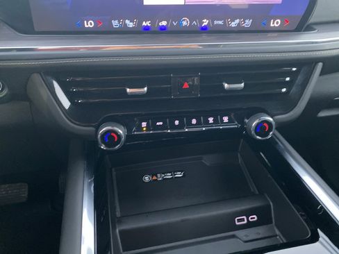 Used 2025 Chevrolet Suburban Premier image 32