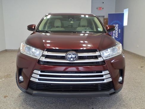 Used 2019 Toyota Highlander XLE image 2
