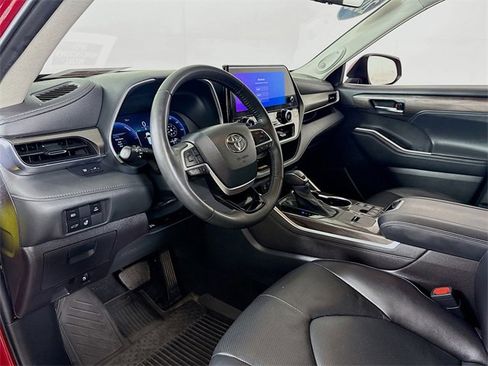 Used 2023 Toyota Highlander Limited image 7