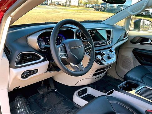 Used 2023 Chrysler Pacifica Touring-L FWD image 19