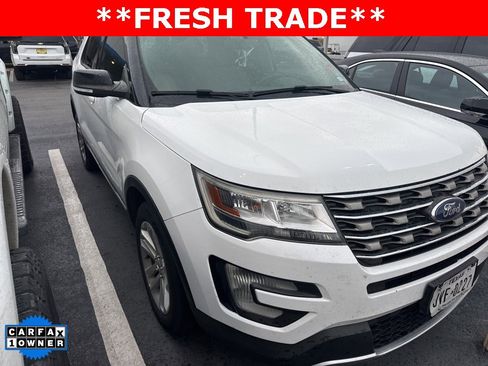 Used 2017 Ford Explorer XLT w/ Equipment Group 201A image 3