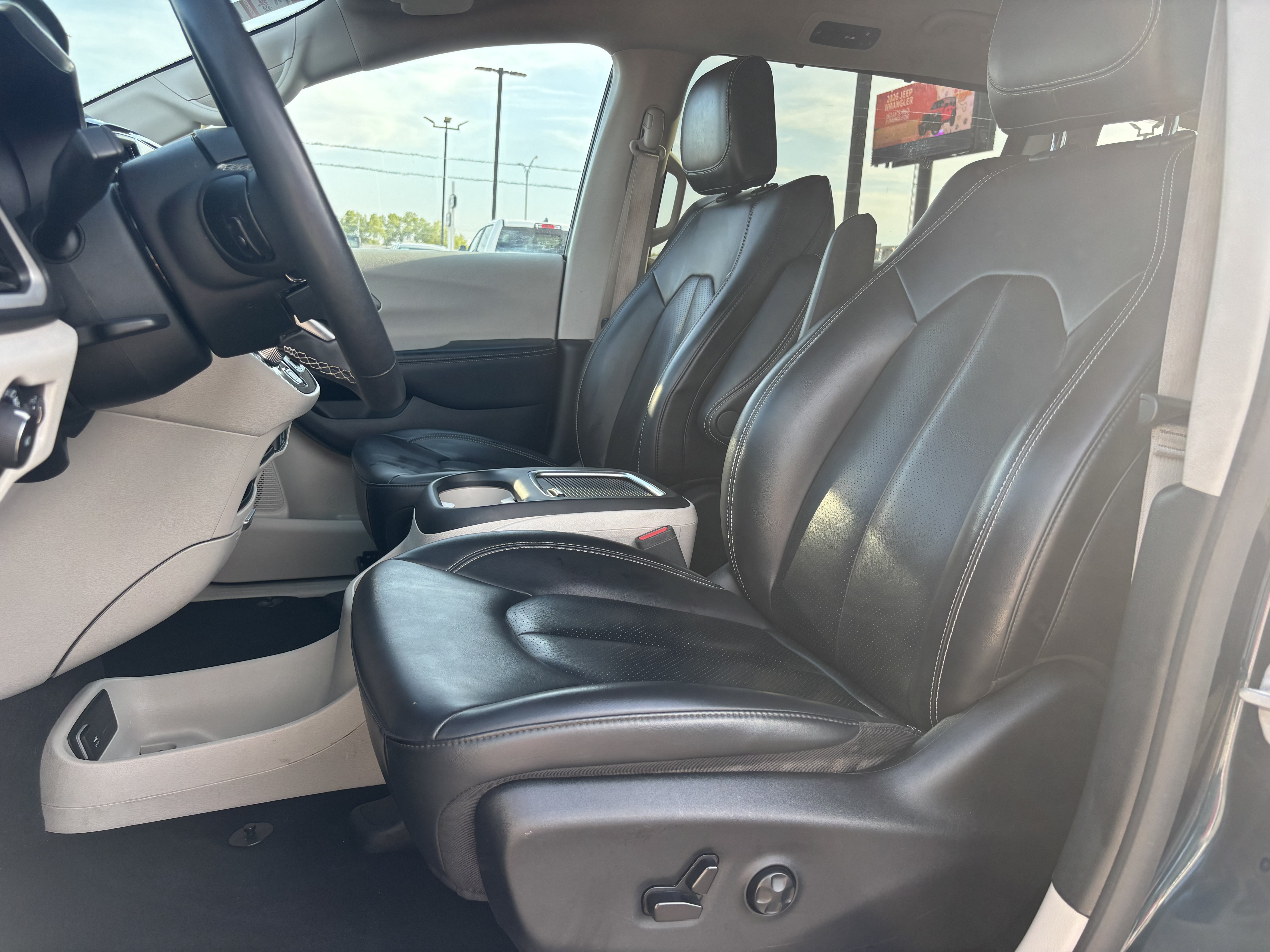 Used 2023 Chrysler Pacifica Touring-L FWD image 10