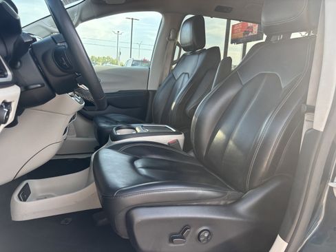 Used 2023 Chrysler Pacifica Touring-L FWD image 10