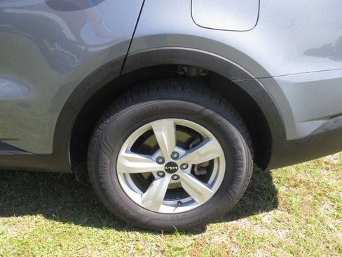 Used 2022 Kia Sorento LX image 11